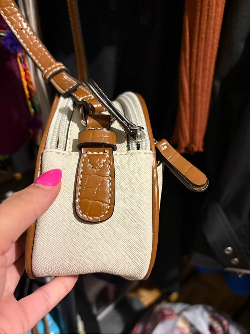Gianni Bernini Stylish Crossbody Cream & Light Brown w/ Embossing Camera Bag - Picture 7 of 12
